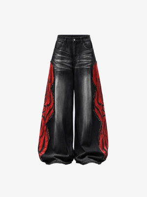 Schwarze Wide Leg Jeans mit roten Flammen-Einsätzen – flach von vorn | XoKool