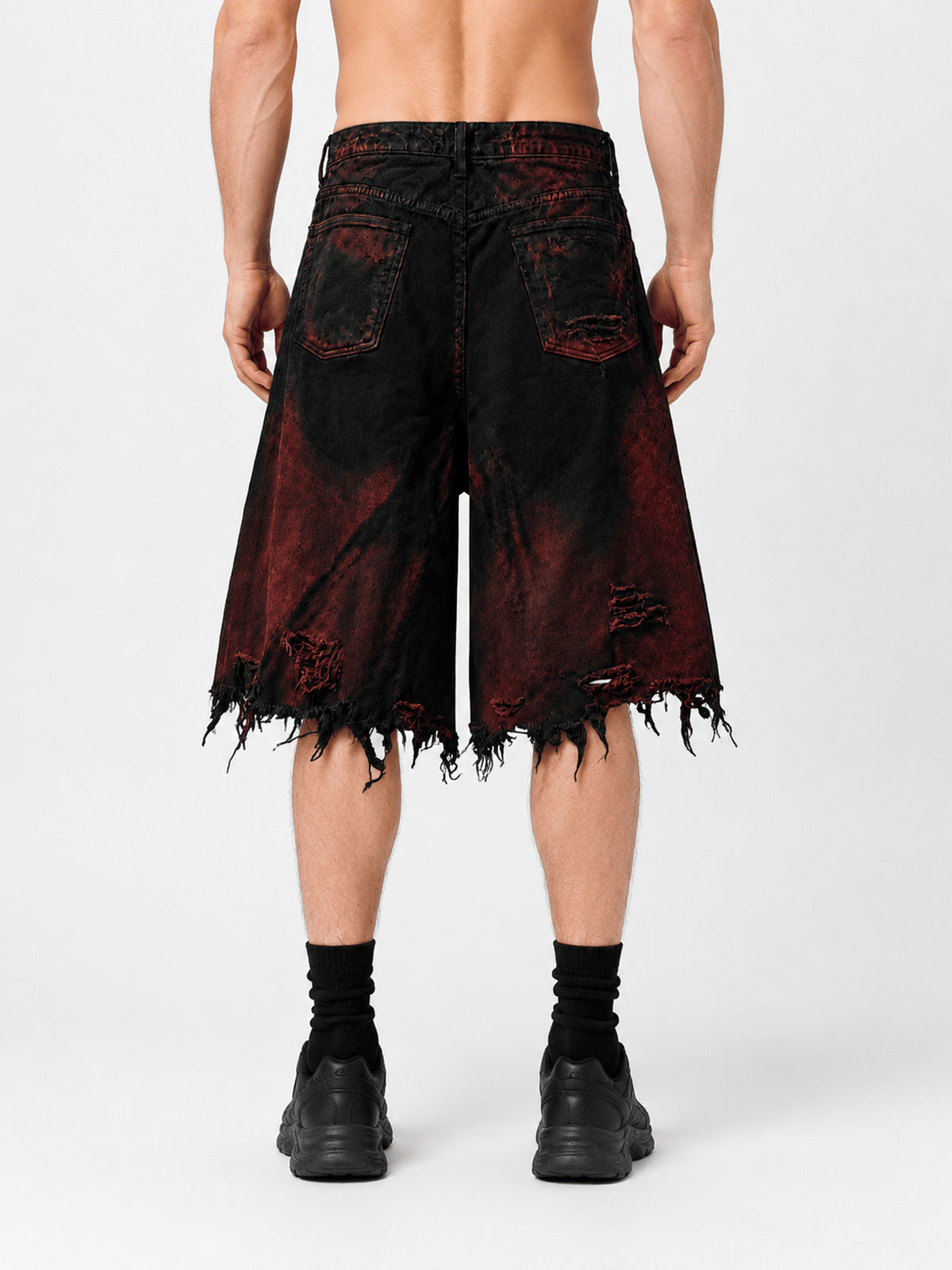 Schwarz-rote Distressed Jorts – am Model, Rückansicht | XoKool