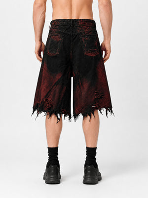 Schwarz-rote Distressed Jorts – am Model, Rückansicht | XoKool