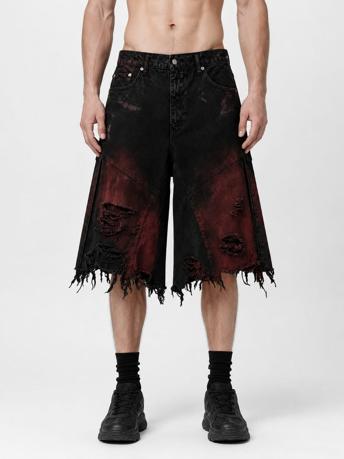 Schwarz-rote Distressed Jorts – am Model, Vorderansicht | XoKool