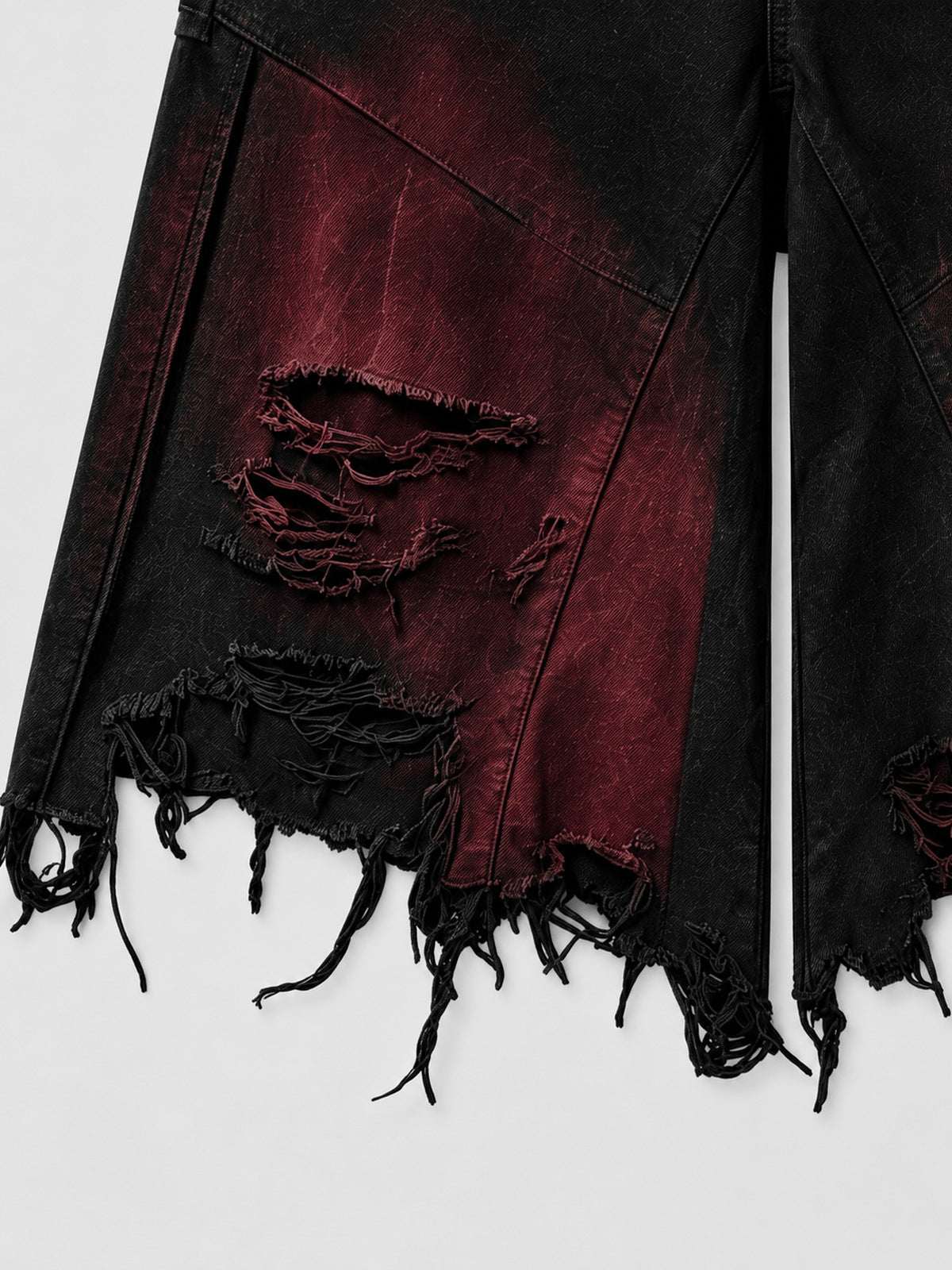 Schwarz-rote Distressed Jorts – Nahaufnahme des zerrissenen Saums | XoKool