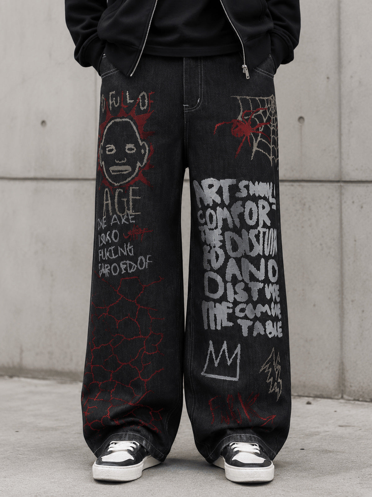 Schwarze Strass-Jeans mit Graffiti-Doodles – am Model, Vorderseite | XoKool