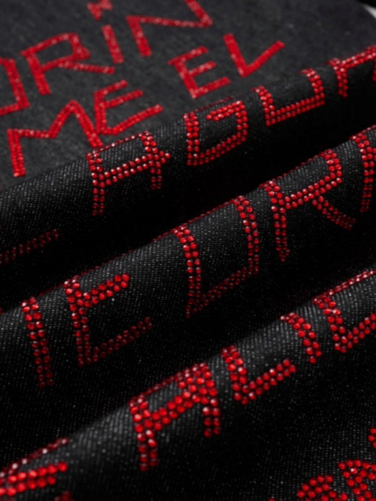 Schwarze Strass-Jeans – Strass-Schriftzug im Detail | XoKool