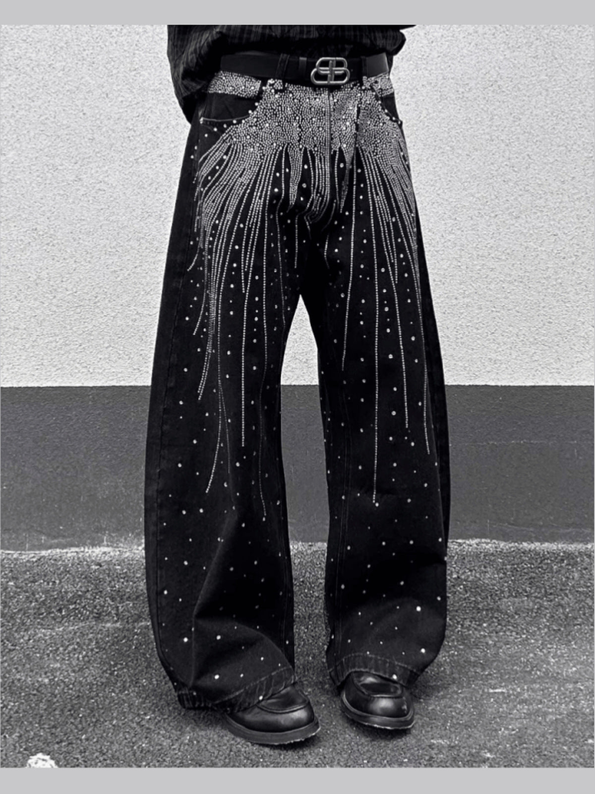 Schwarze Wide Leg Jeans mit Strass – am Model, vorne | XoKool