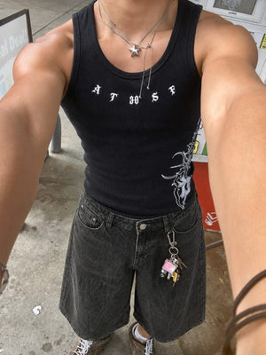 Camiseta sin mangas acanalada negra con estampado de cruz gótica – en modelo, negro, selfie | XoKool