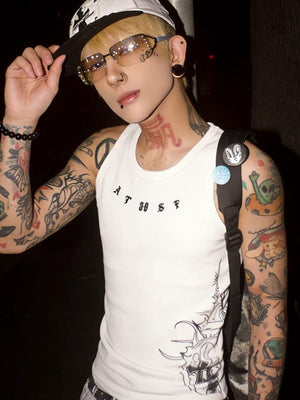 Camiseta sin mangas con estampado gótico – en modelo, blanco, de noche | XoKool