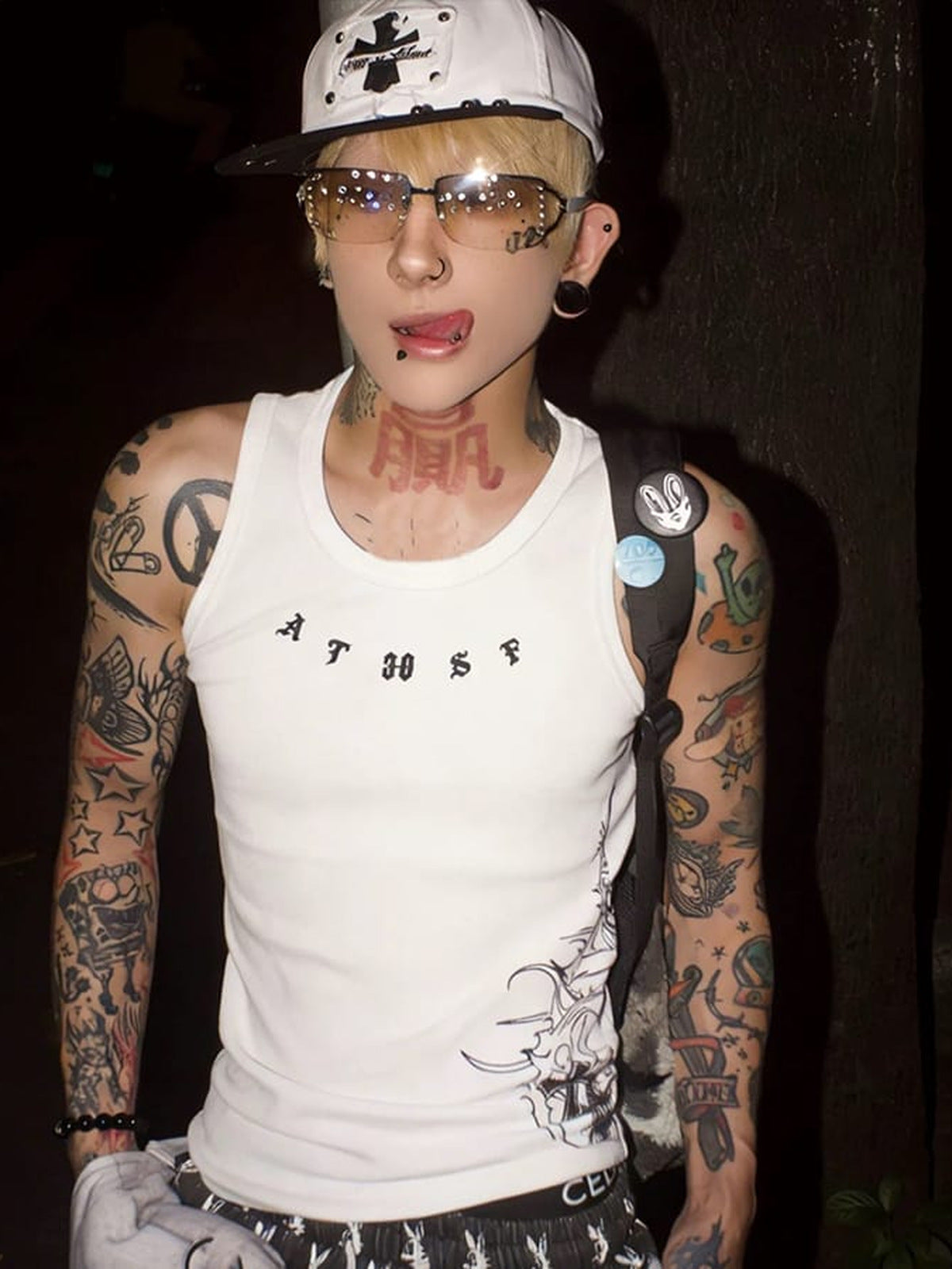Camiseta sin mangas con estampado gótico – en modelo, blanco, de noche | XoKool