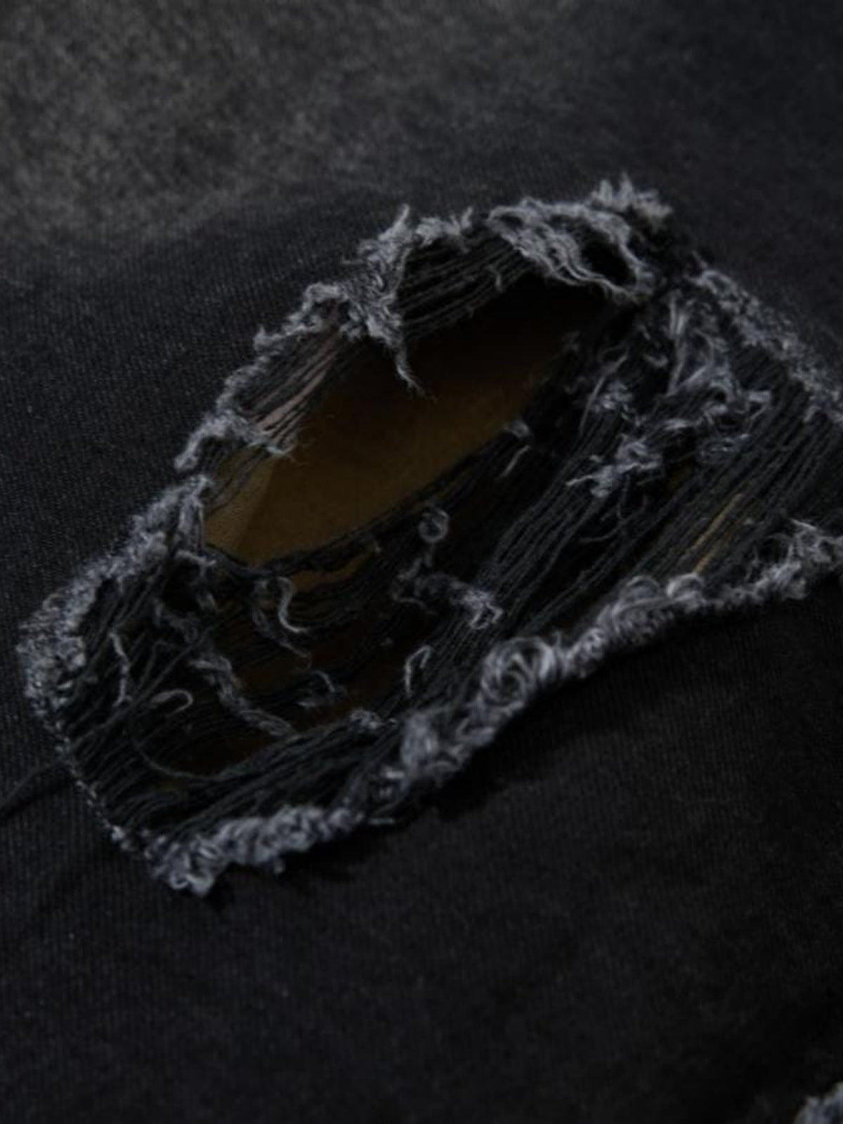 Schwarze Jorts – Riss mit Camo-Unterlage im Detail | XoKool