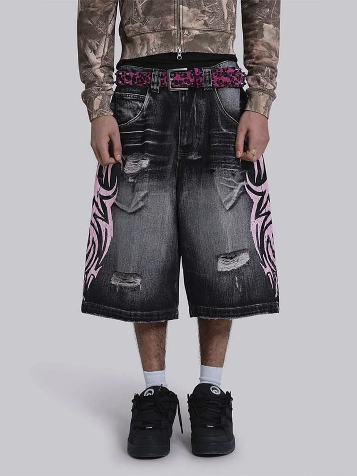 Schwarze Ripped Jorts mit pinkem Tribal-Print – am Model, Vorderansicht | XoKool