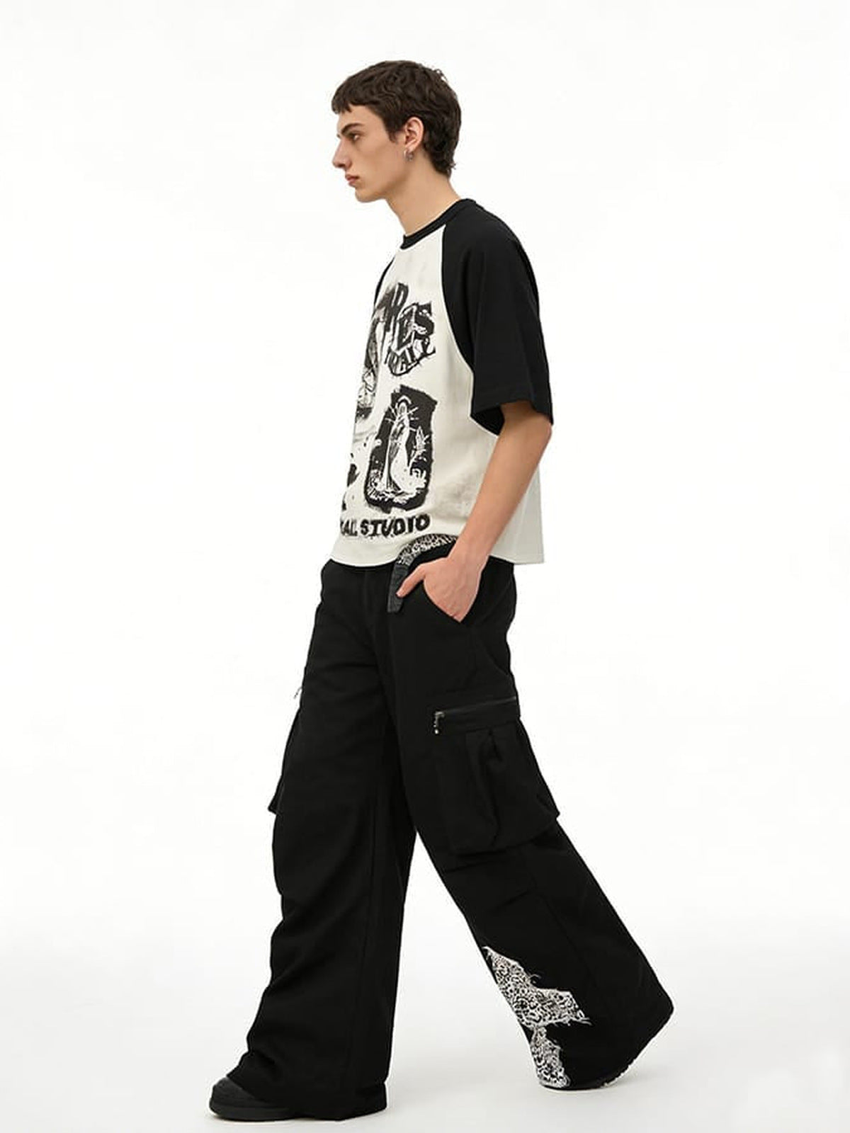 Raglan Graphic T-Shirt – am Model, seitlich | XoKool