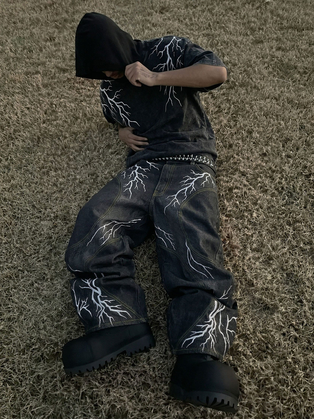 Blitz Jeans – Streetfoto, im Gras liegend | XoKool