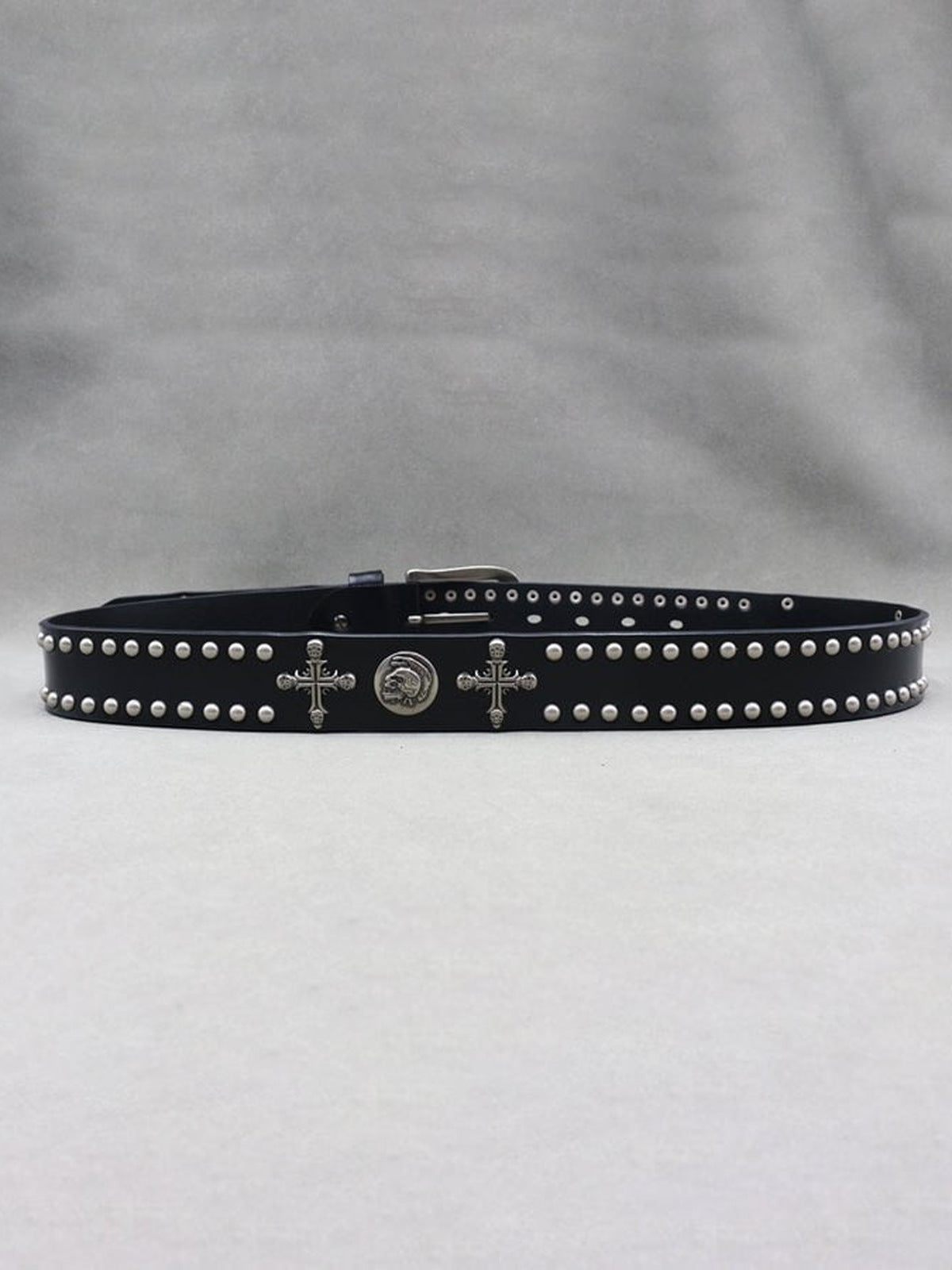 Cinturón negro con tachas, conchos de cruz y medallones – cinturón negro, vista lateral completa | XoKool