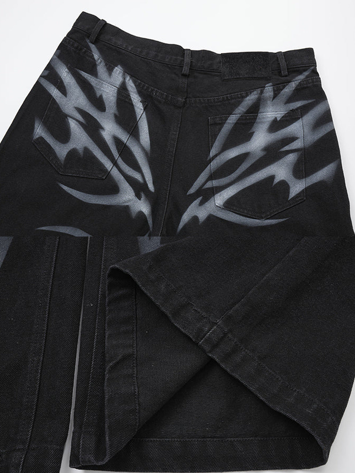 Jeans mit Tribal-Print – Detail-Collage: Print hinten, Saum | XoKool