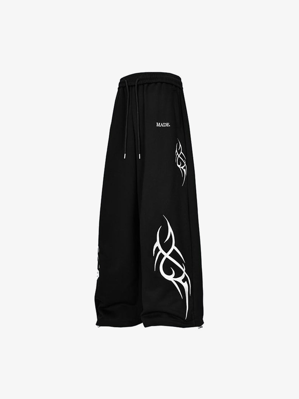 Pantalones deportivos negros de pierna ancha con estampado tribal – negro, lateral en plano | XoKool