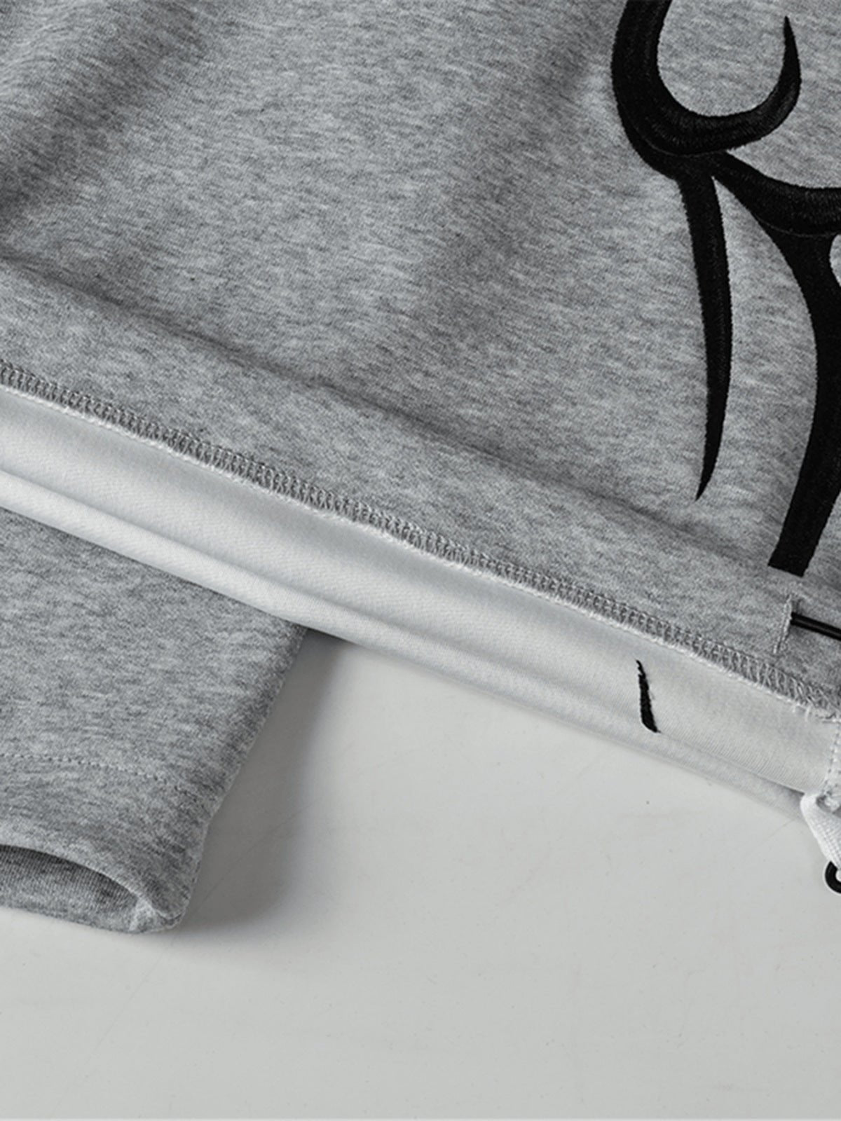 Pantalones deportivos tribales – gris, detalle del bajo con toggle | XoKool
