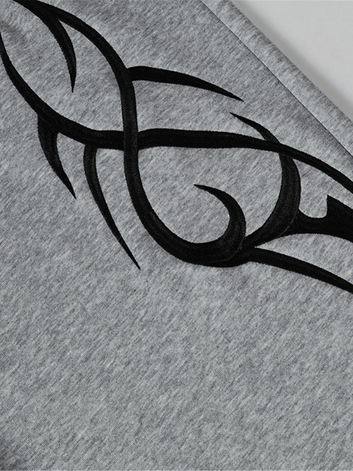 Pantalones deportivos tribales – gris, detalle del estampado tribal | XoKool