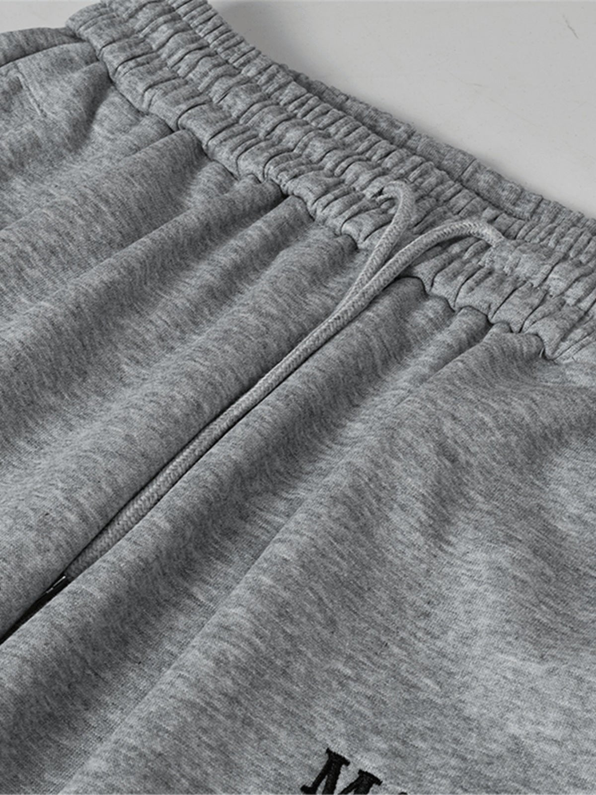 Pantalones deportivos tribales – gris, detalle de la cintura y el logotipo | XoKool