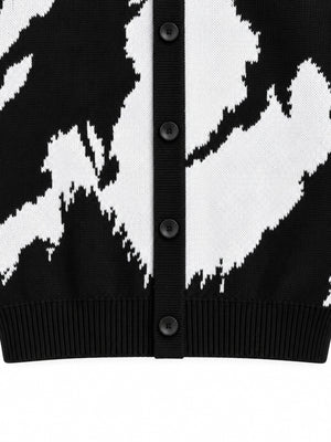 Cardigan col V jacquard abstrait noir et blanc – gros plan sur la patte de boutonnage et le bas | XoKool