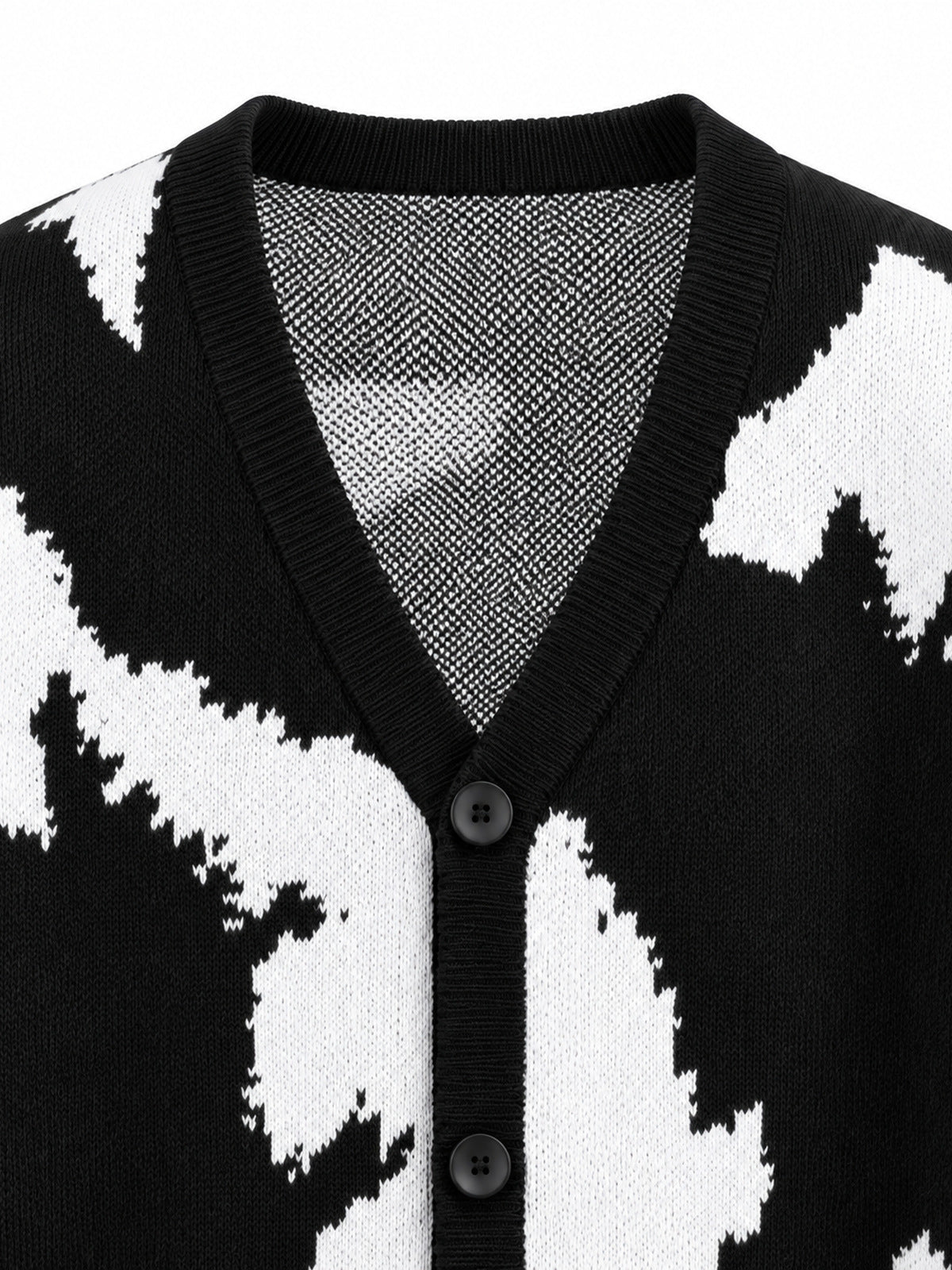 Schwarz-weiße Strickjacke mit abstraktem Jacquard und V-Ausschnitt – Nahaufnahme Ausschnitt | XoKool