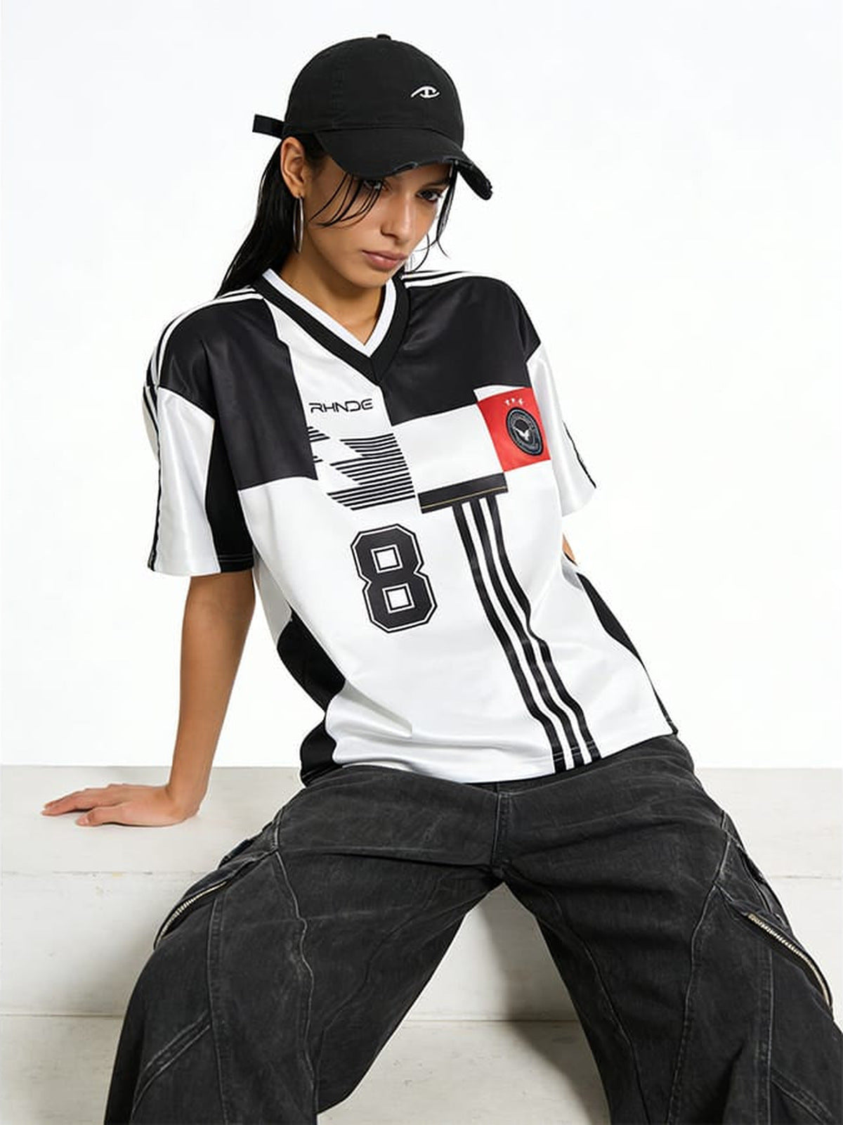 Camiseta de fútbol retro – en modelo (mujer), frente sentada | XoKool