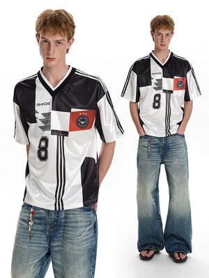 Camiseta de fútbol retro en blanco y negro con número 8 – en modelos, frente | XoKool