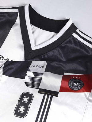Camiseta de fútbol retro – detalle del cuello en V y el escudo | XoKool
