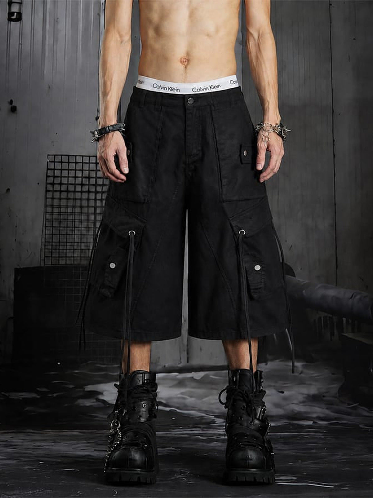 Shorts cargo negros de pierna ancha con cordón – en modelo, frente | XoKool