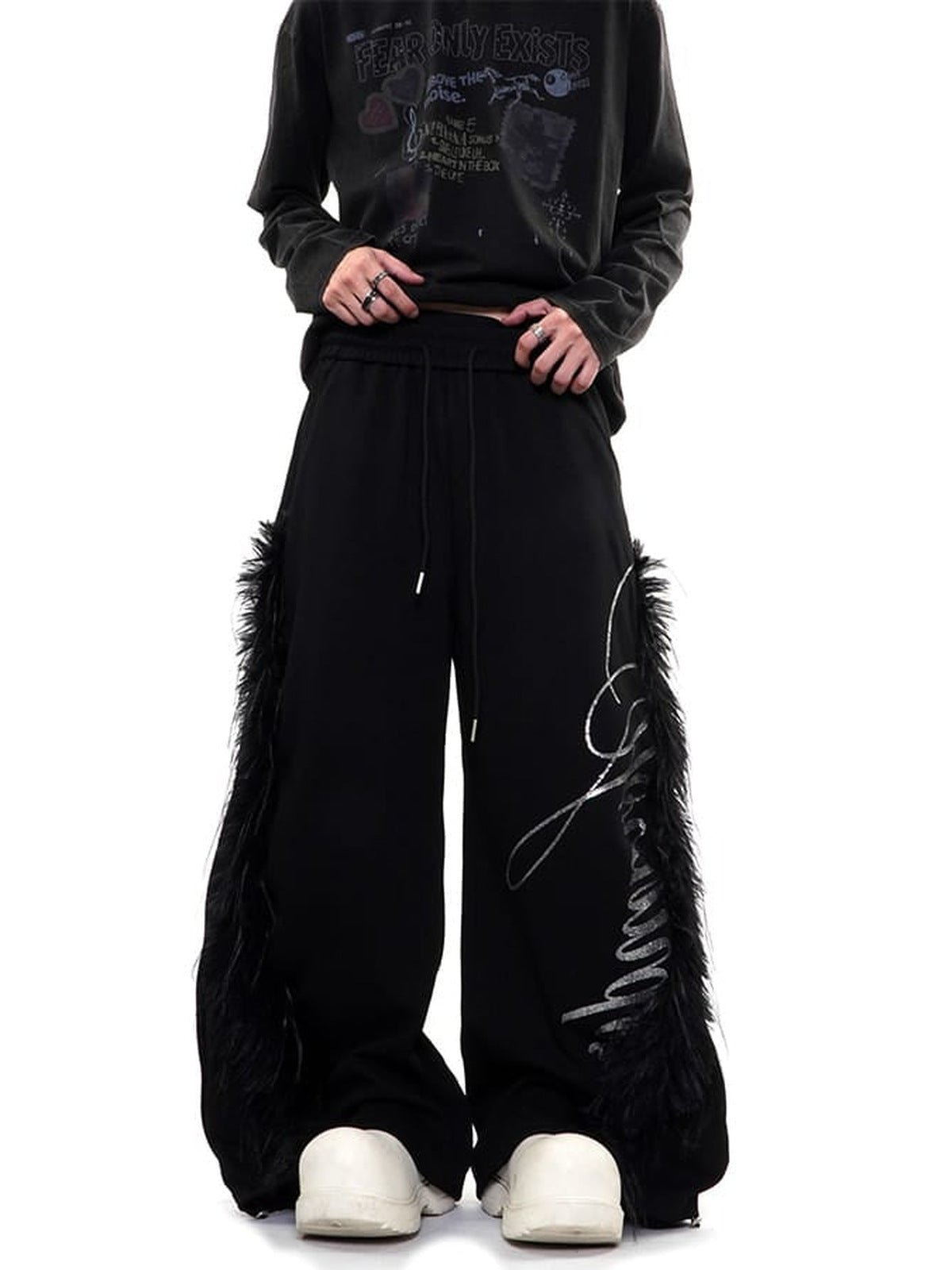 Schwarze Wide Leg Jogginghose mit Fransen – am Model, vorne | XoKool