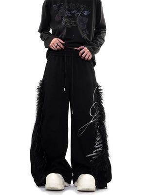 Schwarze Wide Leg Jogginghose mit Fransen – am Model, vorne | XoKool