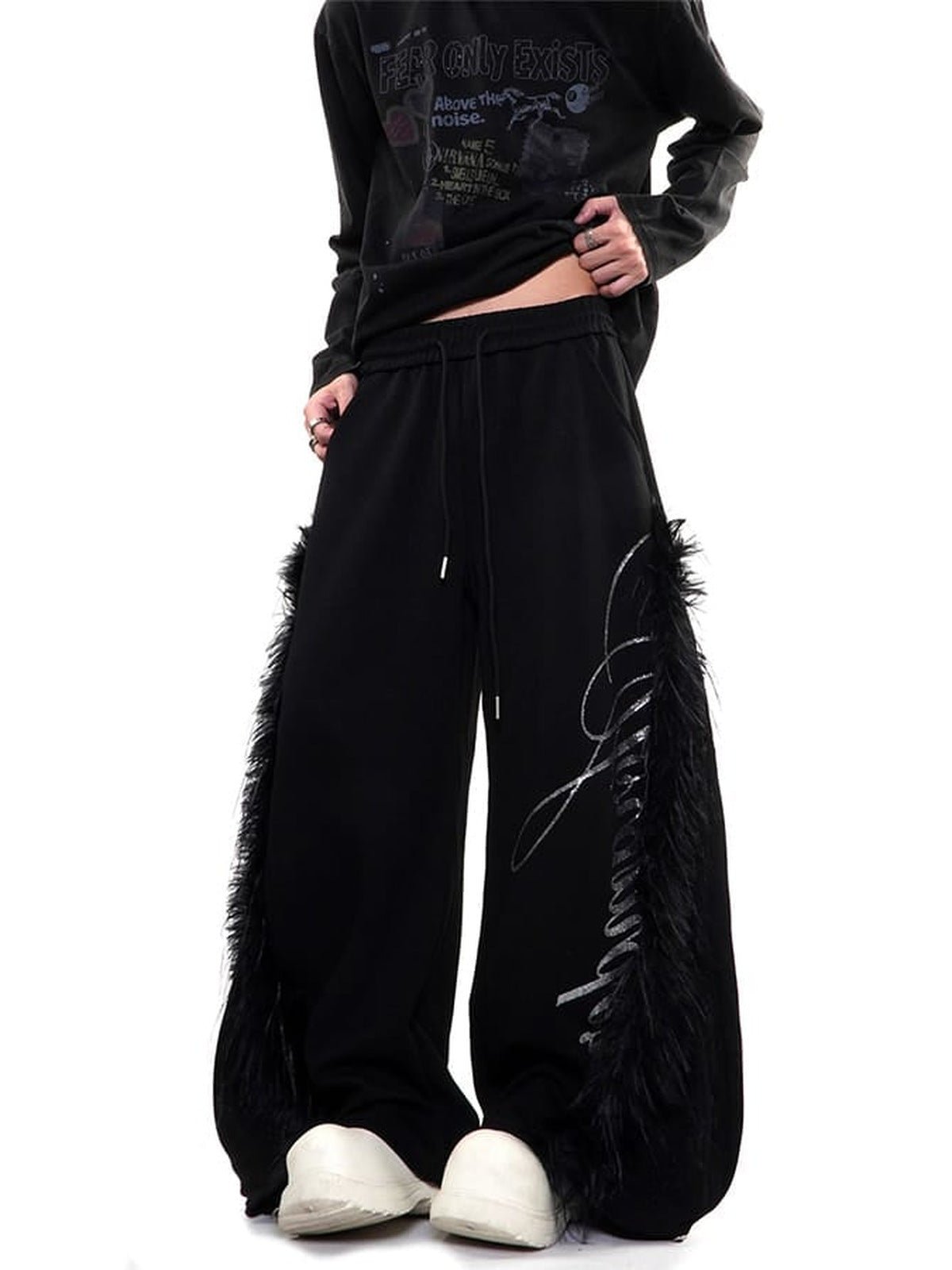 Schwarze Wide Leg Jogginghose mit Fransen – am Model, vorne | XoKool
