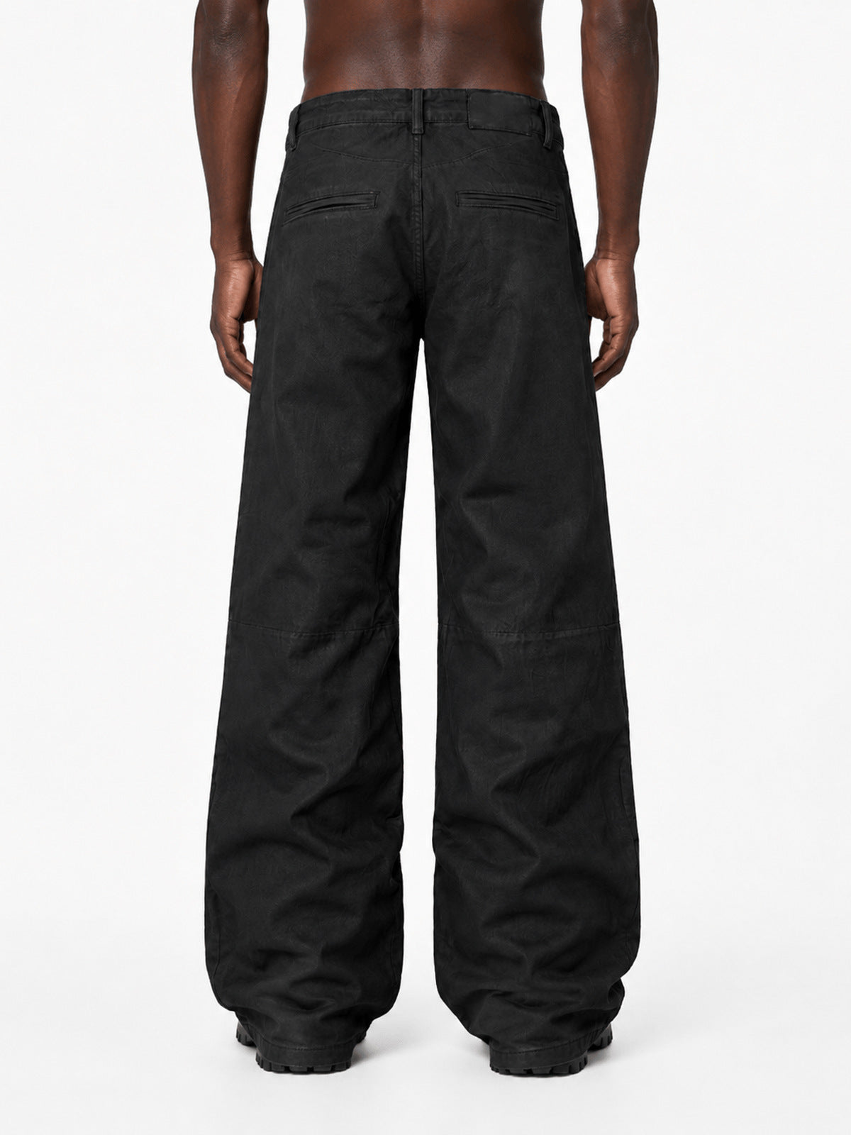 Schwarze Wide Leg Jeans mit Knie-Patches – am Model, Rückseite | XoKool