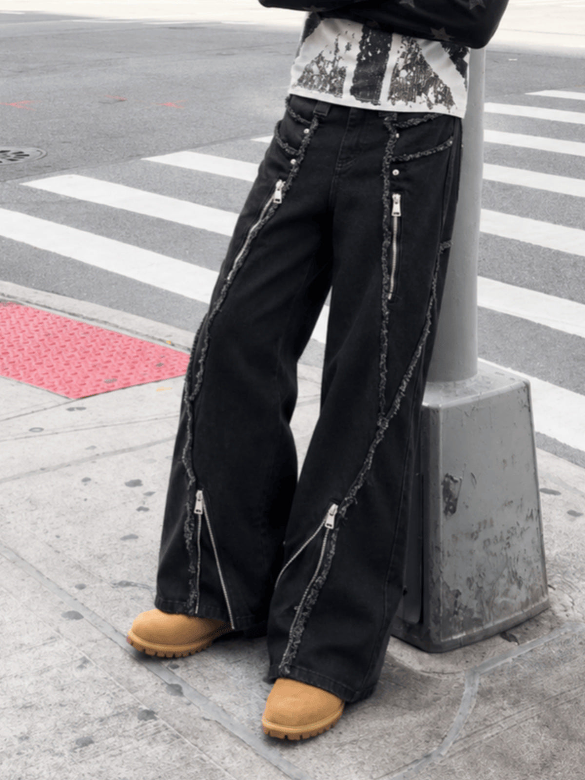 Jeans de pierna ancha negros con cierres y costuras deshilachadas – foto urbana, piernas | XoKool