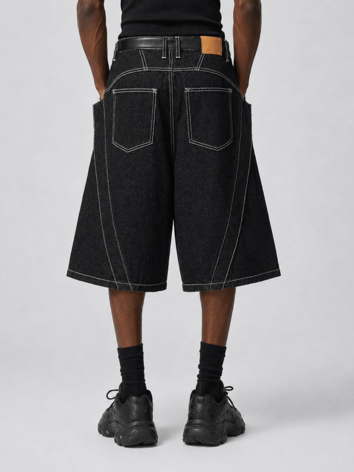 Jorts negros de pierna ancha con costuras blancas en contraste – en modelo, espalda | XoKool
