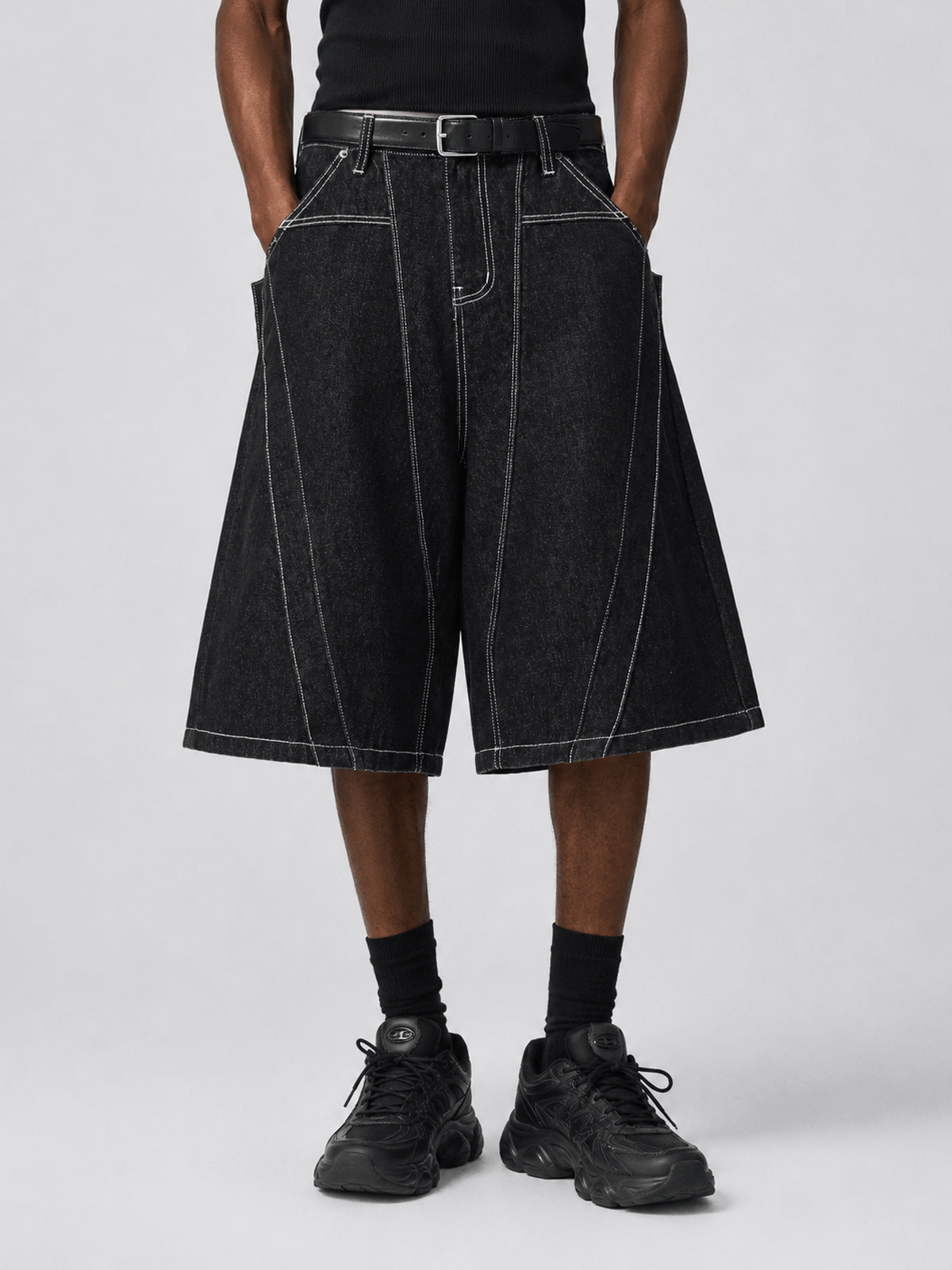 Schwarze Wide Leg Jorts mit weißen Kontrastnähten – am Model, Vorderansicht | XoKool