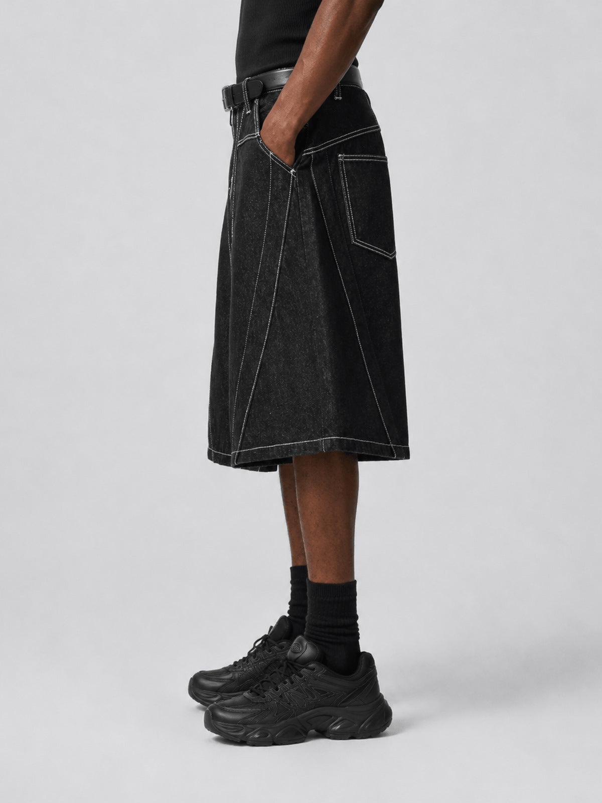 Jorts negros de pierna ancha – en modelo, lateral | XoKool