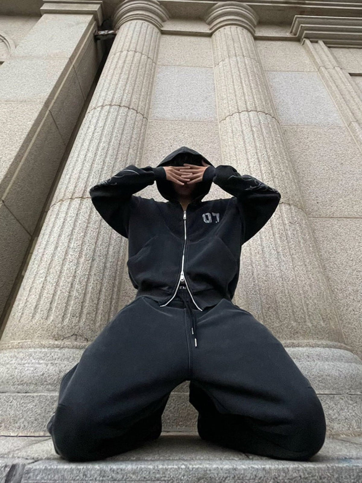 Jogginghose mit Dornen-Print – am Model, Streetfoto in der Hocke | XoKool