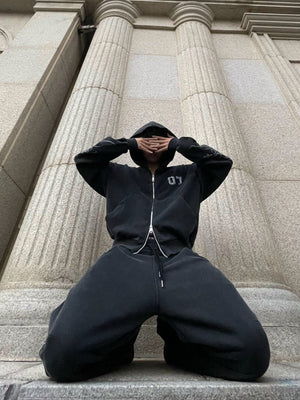 Jogginghose mit Dornen-Print – am Model, Streetfoto in der Hocke | XoKool