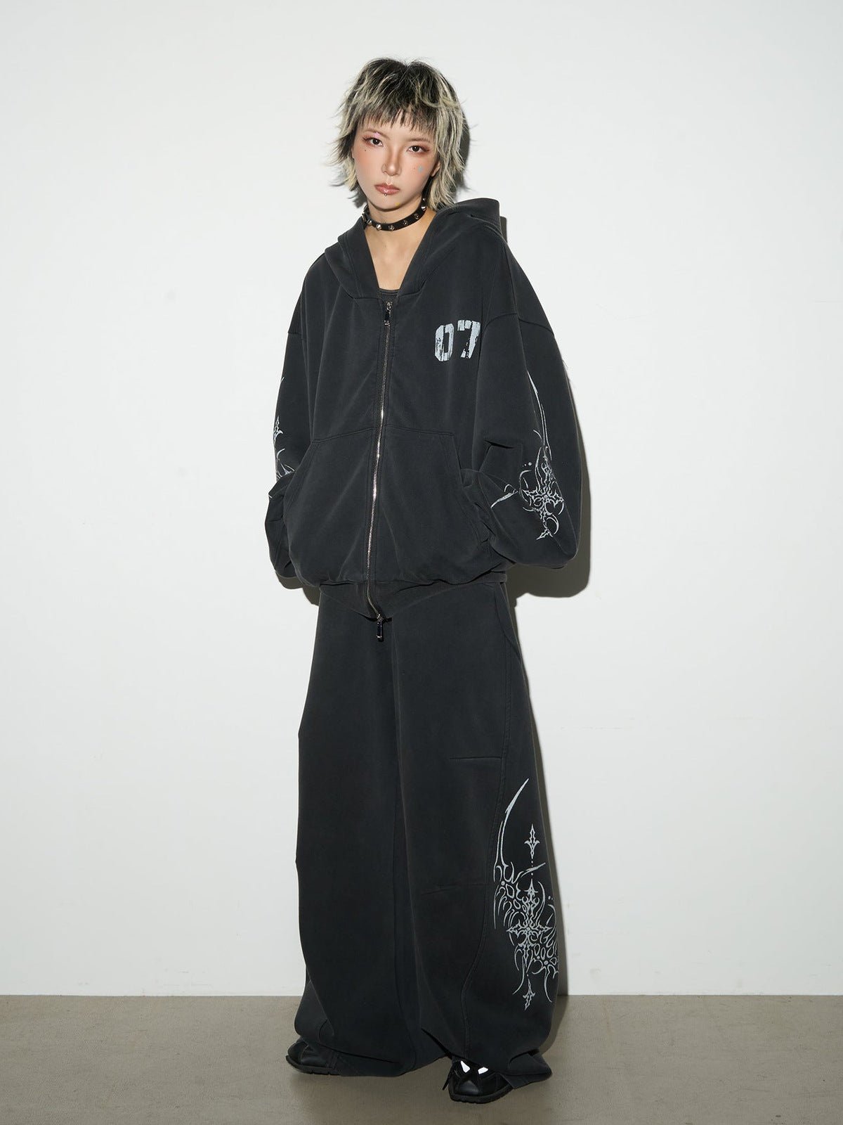 Jogginghose mit Dornen-Print – am Model mit Zip Hoodie, Vorderansicht | XoKool