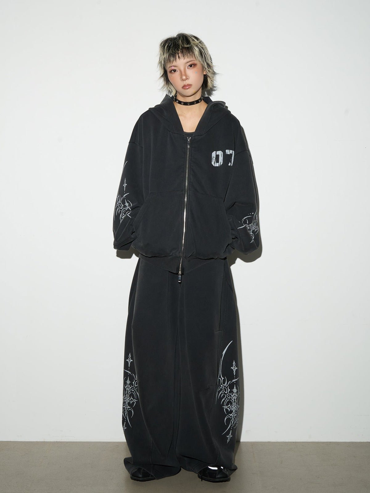 Jogginghose mit Dornen-Print – am Model mit Zip Hoodie, Vorderansicht | XoKool