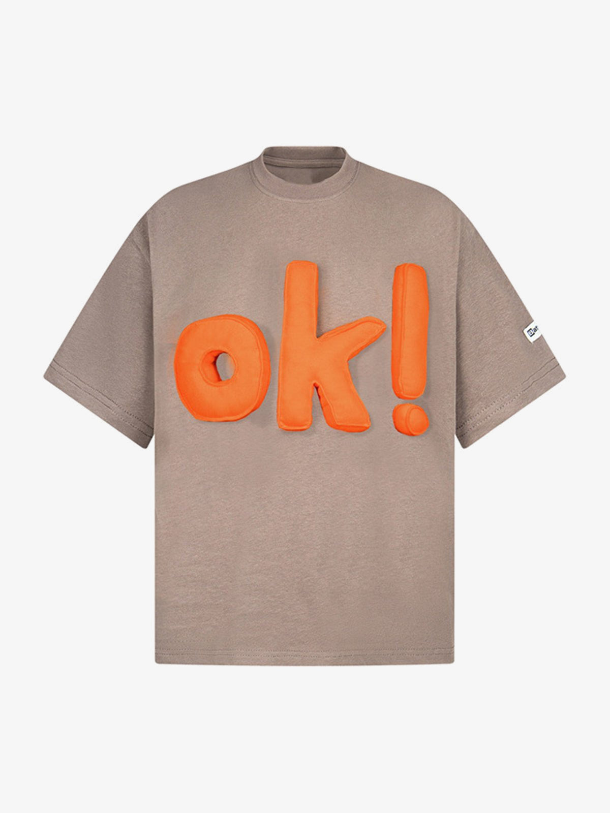 Heavyweight Graphic T-Shirt mit 3D OK Buchstaben – Taupe, Vorderansicht | XoKool
