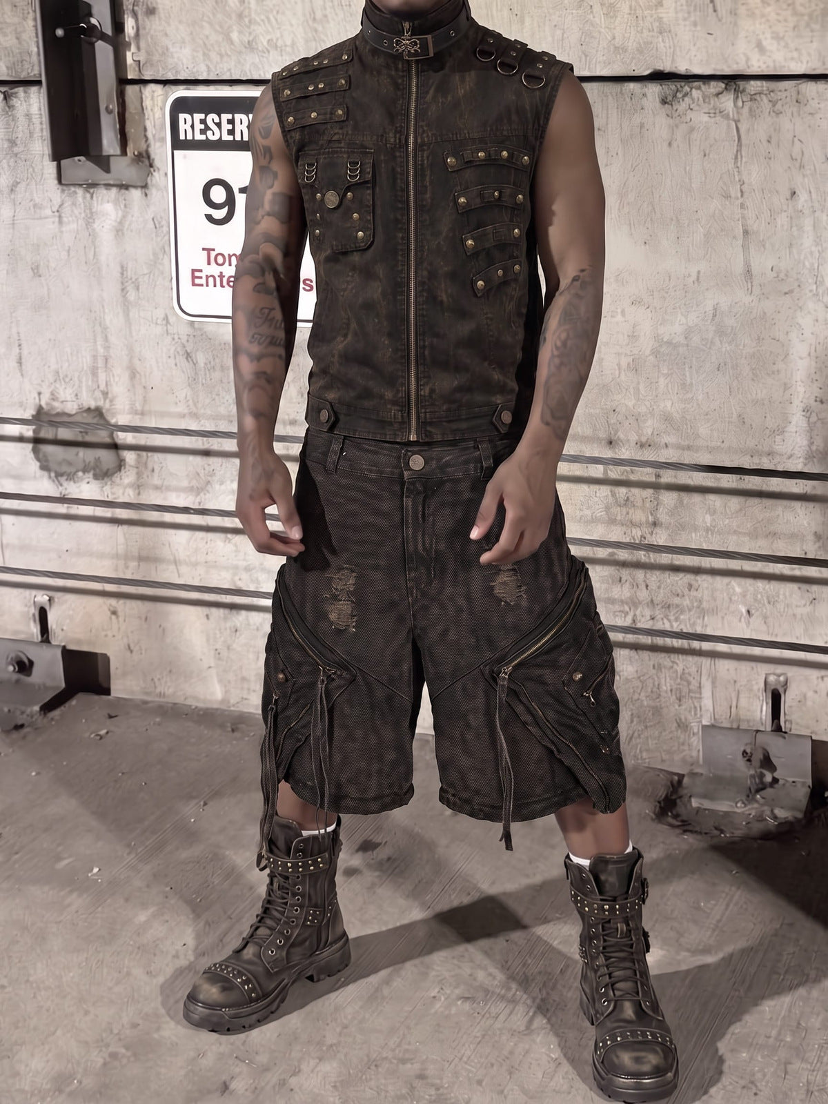 Shorts cargo marrones con doble cintura – foto urbana, frontal con chaleco a juego | XoKool