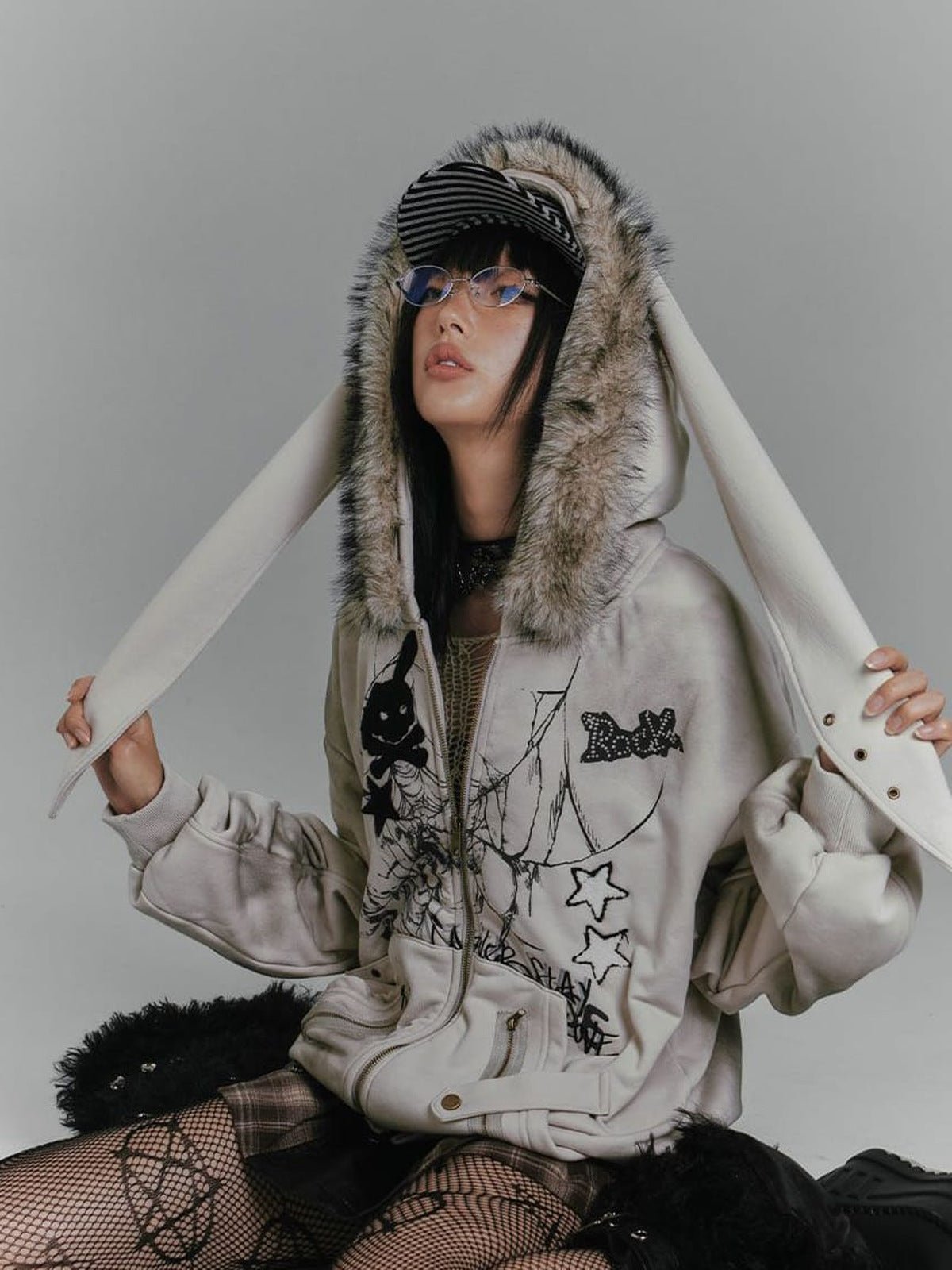 Hoodie mit Hasenohren – am Model, sitzend | XoKool