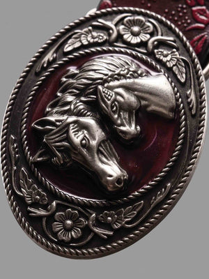 Cinturón western burdeos en relieve con hebilla de caballo – detalle de la hebilla | XoKool