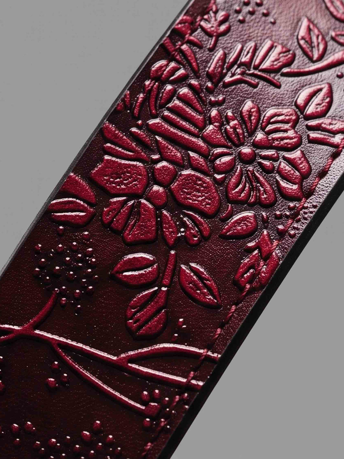 Cinturón western burdeos en relieve con hebilla de caballo – detalle de la correa en relieve | XoKool