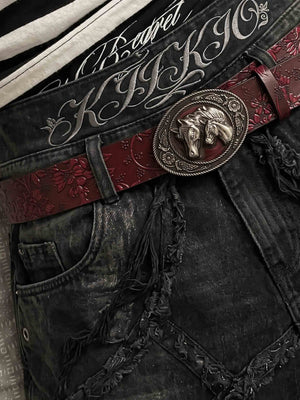 Cinturón western burdeos en relieve con hebilla de caballo – con jeans | XoKool