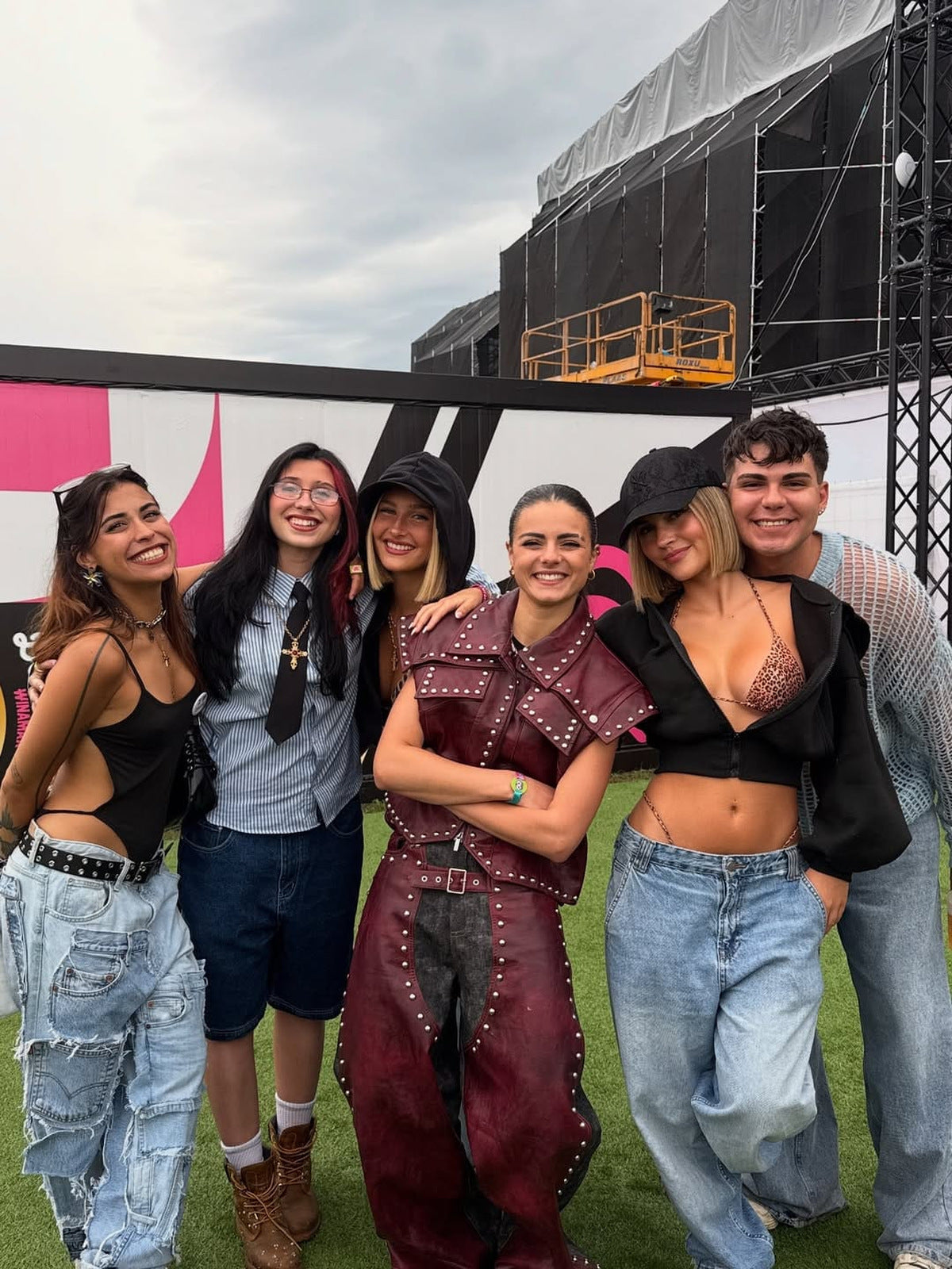 Bordeauxrote Kunstlederhose mit Nieten – Eventfoto, Gruppe mit Trägerin | XoKool