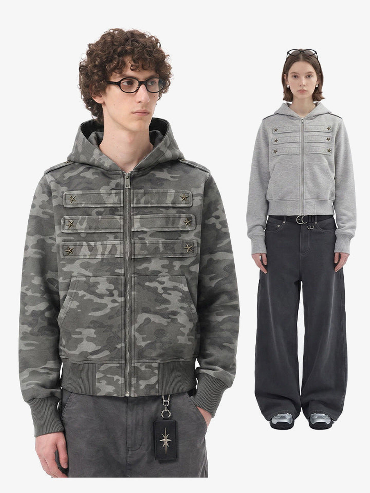 Cropped Camo Zip Hoodie mit Stern-Nieten – an Models, Camo und Grau, Vorderansicht | XoKool