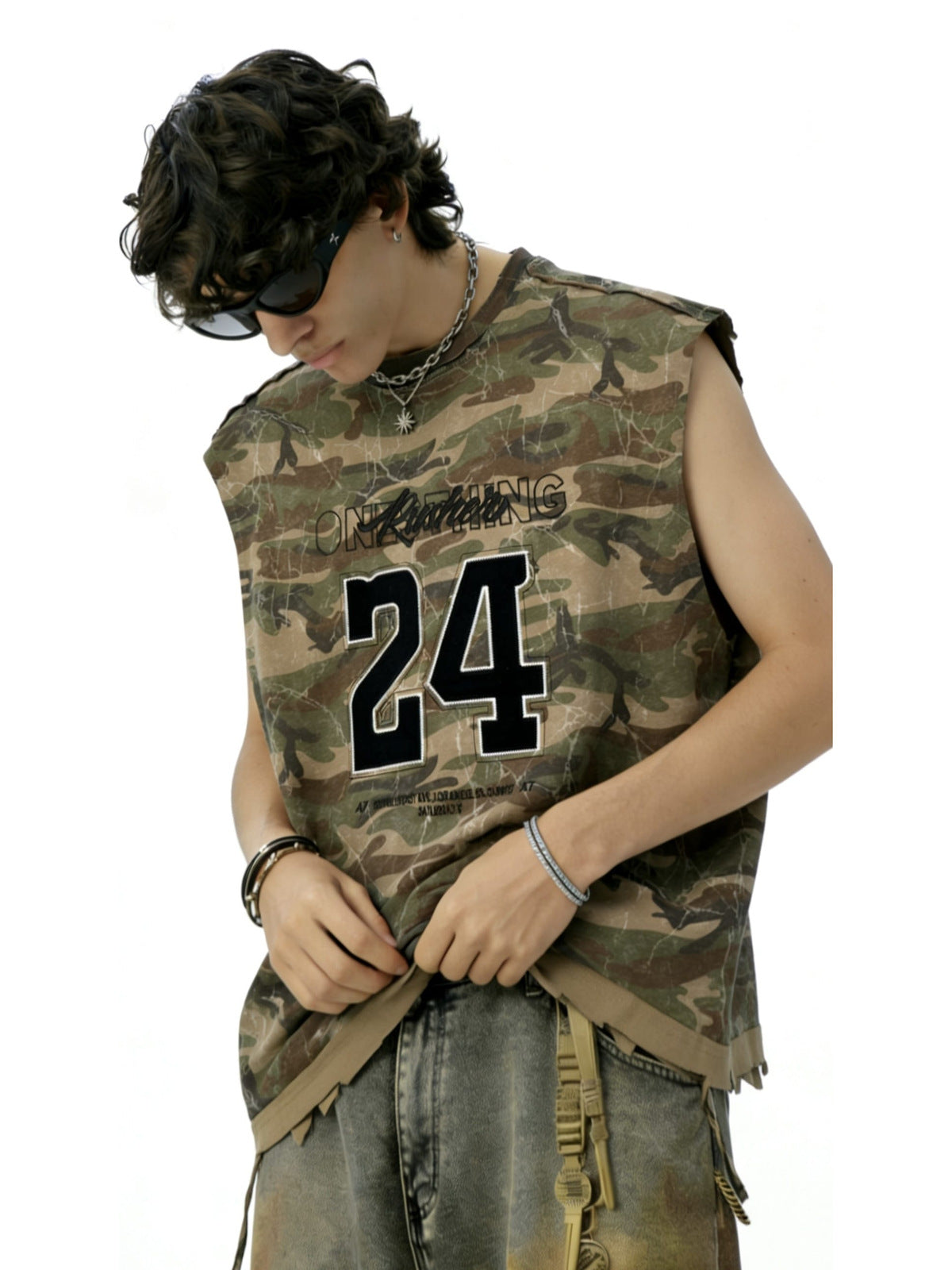 Ärmelloses Camo Trikot mit Nummern-Print – am Model, Vorderseite | XoKool