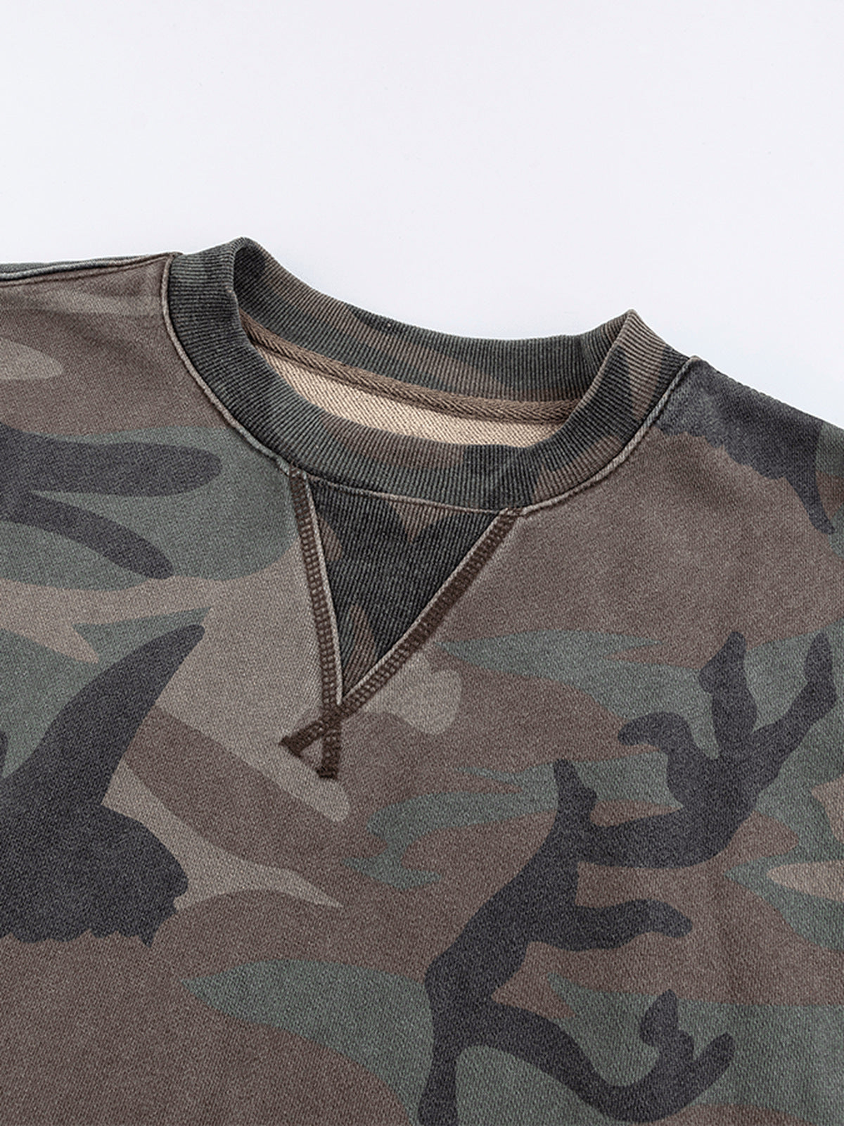 Ärmelloses Camo Shirt mit Graffiti-Print am Rücken – V-Einsatz am Kragen im Detail | XoKool