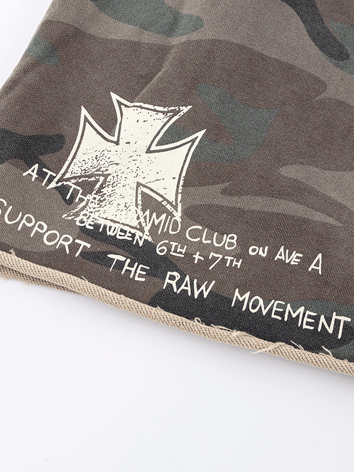 Ärmelloses Camo Shirt – Kreuz-Print am Saum im Detail | XoKool